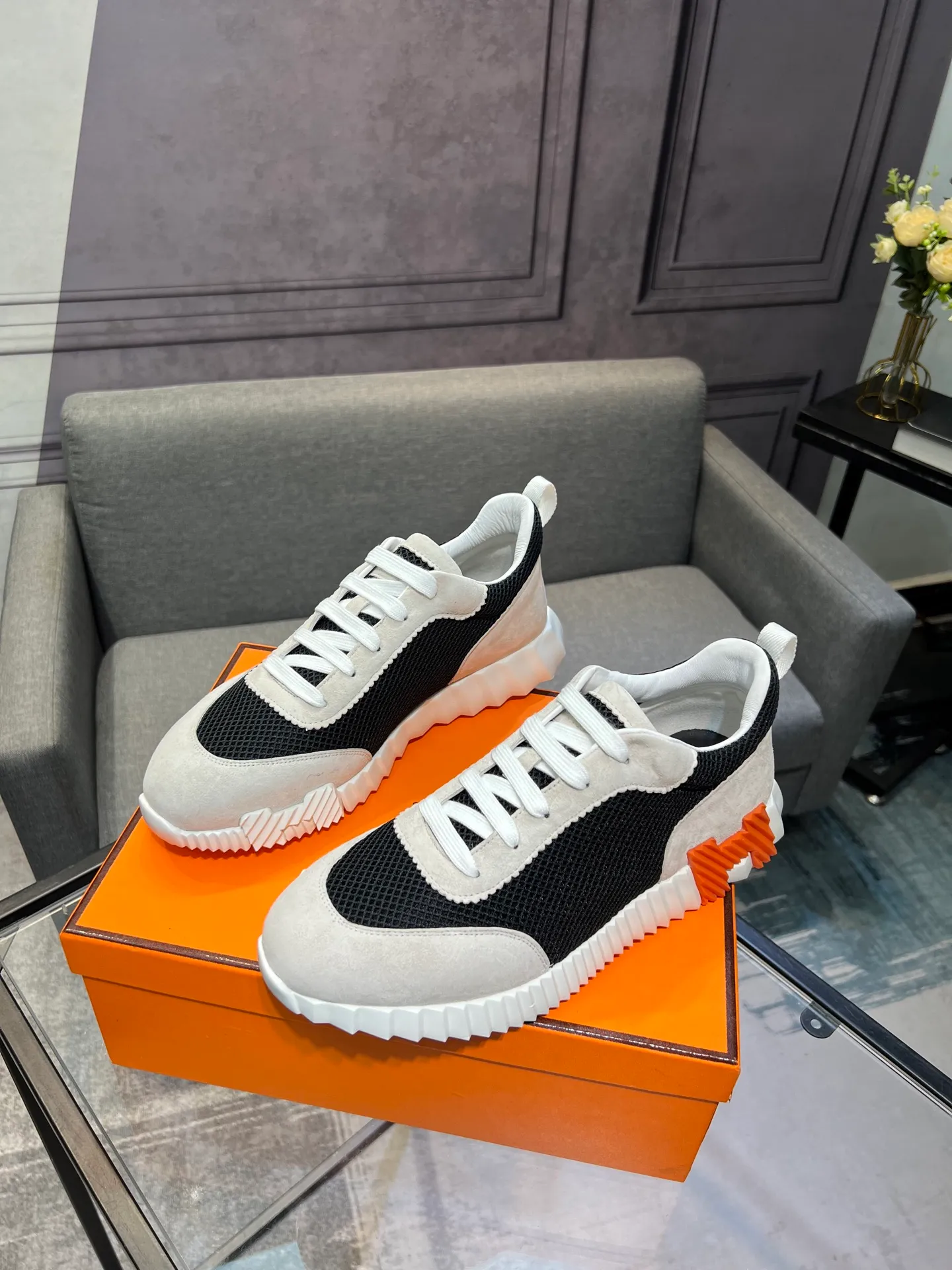 Men's shoes 💰660 Exclusive real shot (top version) Hermes new autumn and winter sports shoes. One of the most comfortable shoes from Hermes. Very light on the feet and good-looking. You will not be tired even if you go shopping. The overall suede feels very good. It is very beautiful and versatile. Very light and comfortable. Fabric: Imported high mercerized sheep/original single rain velvet. Lining: Imported silk sheepskin for the lining insole. Outsole: Seamless combination of IP+TPU (multi-color letters) German technology irradiation machine Size: Male 39-46 (Male 38 45 46 customized) Top quality, simultaneous full set of packaging